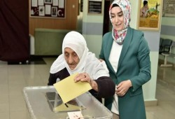 مشاهد مؤثرة بيوم الحسم.. أكبر معمرة وأطول امرأة ورجل يدلون بأصواتهم.. وأردوغان في الطابور