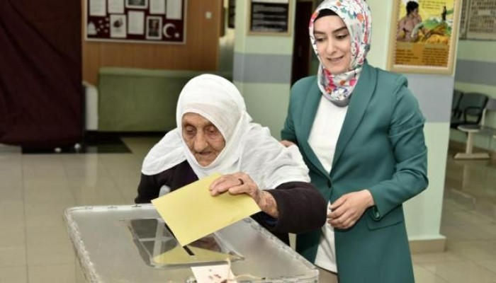 مشاهد مؤثرة بيوم الحسم.. أكبر معمرة وأطول امرأة ورجل يدلون بأصواتهم.. وأردوغان في الطابور