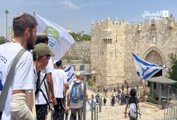 تزامنا مع مسيرة الأعلام التهويدية.. 1000 مستوطن يقتحمون القدس رافعين أعلام الاحتلال