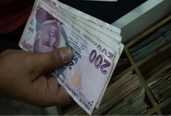 الليرة التركية تهوي لمستوى قياسي