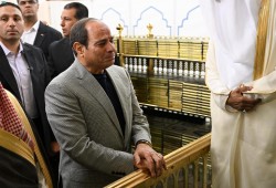 بكاء السيسي عند قبر النبي يثير السخرية ونشطاء: "دائم النفاق"