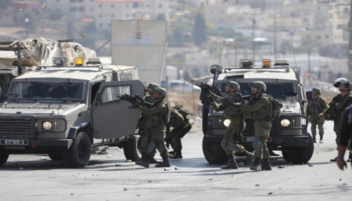 الاحتلال يصيب شابين ويشنّ حملة اعتقالات في الضفة والقدس