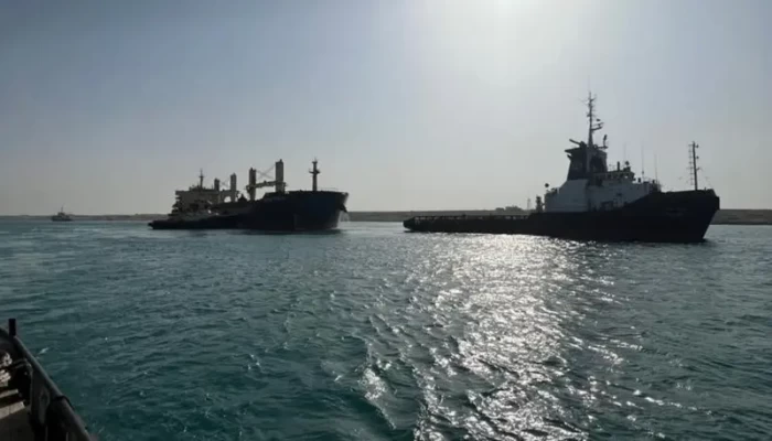 حمولتها 34 ألف طن.. تعويم سفينة جانحة في قناة السويس