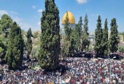 عشرات الآلاف يؤدون صلاة الجمعة في المسجد الأقصى