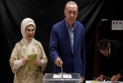"أردوغان وأغلو" يدليان بصوتيهما.. ماذا قالا بعد التصويت؟