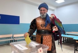 "معزة وزفاف وببغاء وسبايدرمان".. طرائف من الانتخابات التركية