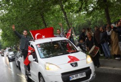 "أردوغان" يغني وفرحة غامرة بالشوارع.. تركيا تحتفل بتجربتها الديمقراطية الجديدة