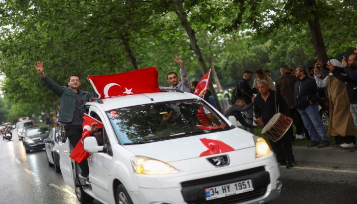 "أردوغان" يغني وفرحة غامرة بالشوارع.. تركيا تحتفل بتجربتها الديمقراطية الجديدة