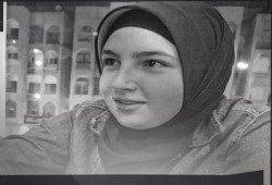 مأساة لا تنتهي.. مصرع ابنة معتقل سياسي وإصابة زوجته وهما في طريقهما لزيارته