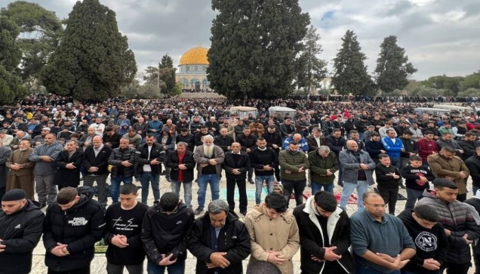 50 ألفا يؤدون الجمعة في الأقصى