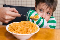 ابني يرفض تناول الطعام.. كيف أتعامل معه؟