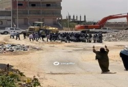 أهالي ميناء العريش يعترضون بلدوزر الجيش بأجسادهم لوقف تشريدهم