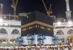 صور.. رفع كسوة الكعبة المشرفة استعدادا للحج