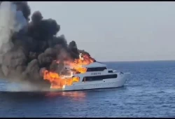 صور.. نشوب حريق في لانش سياحي بمرسى علم وفقدان 3 سائحين