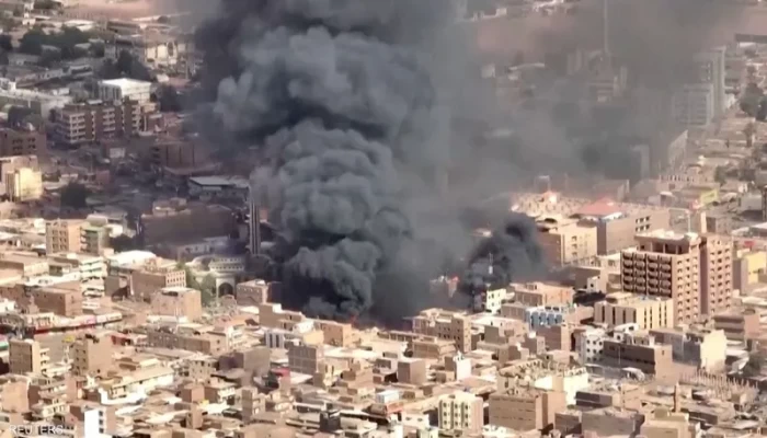 17 قتيلا في ضربة جوية بالخرطوم.. و15 ألف لاجئ على الحدود المصرية