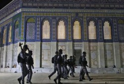 شرطة الاحتلال تقتحم المسجد الأقصى وتخرج المصلين والحراس