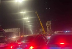 خراب بهندسة "الهيئة".. انهيار كوبري مشاة جامعة مصر يستدعي فضيحة "التلاجة"