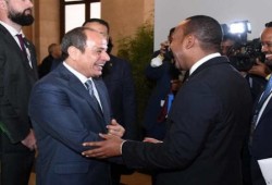 إثيوبيا تسخر من قادة الانقلاب بعد ابتسامة السيسي لآبي أحمد ومصافحته الحارة