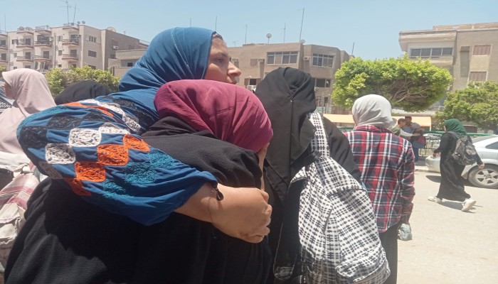 بالصور.. بكاء وانهيار طلاب الثانوية العامة بعد امتحان الكيمياء