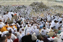أكثر من مليوني حاج يقفون على عرفات لأداء "الركن الأعظم" في الحج