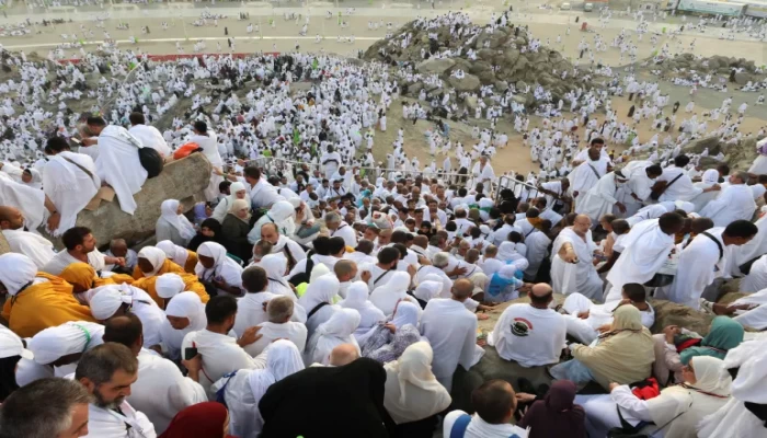 أكثر من مليوني حاج يقفون على عرفات لأداء "الركن الأعظم" في الحج