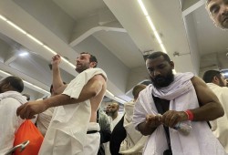 حجاج بيت الله يرمون جمرة العقبة ويؤدون طواف الإفاضة