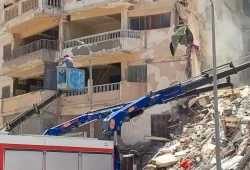 بعد 3 أيام من انهياره.. انتشال الجثة الـ  10 من أسفل عقار الإسكندرية