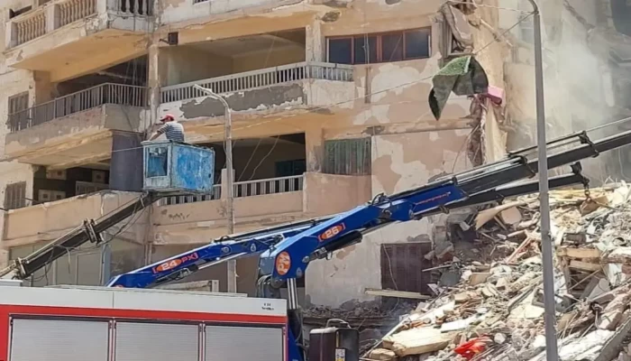 بعد 3 أيام من انهياره.. انتشال الجثة الـ  10 من أسفل عقار الإسكندرية