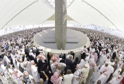 أول أيام التشريق.. حجاج بيت الله يرمون الجمرات الثلاث بمنى