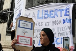 ميدل إيست آي: كاتبة فرنسية تستهجن سياسات التمييز العلمانية ضد المسلمات المحجبات 