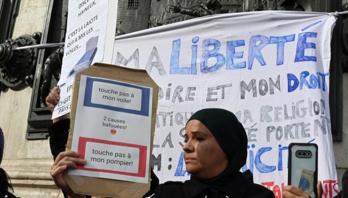 ميدل إيست آي: كاتبة فرنسية تستهجن سياسات التمييز العلمانية ضد المسلمات المحجبات 