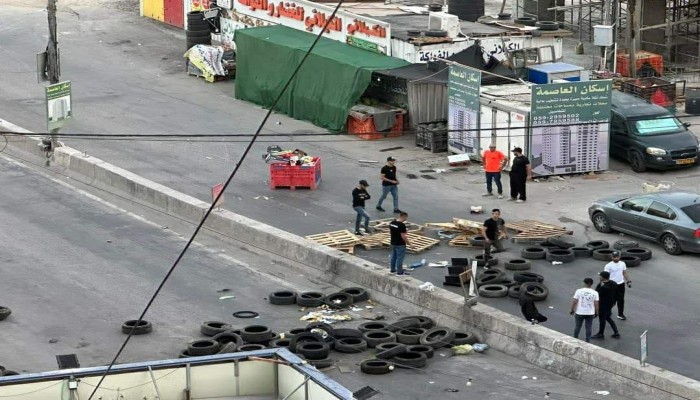 نصرة لجنين.. إضراب شامل وإغلاق طرق وحرق إطارات بالضفة والقدس