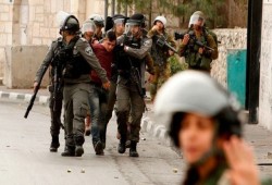 الاحتلال يعتقل فلسطينيين.. ومستوطنون يقتحمون المسجد الأقصى