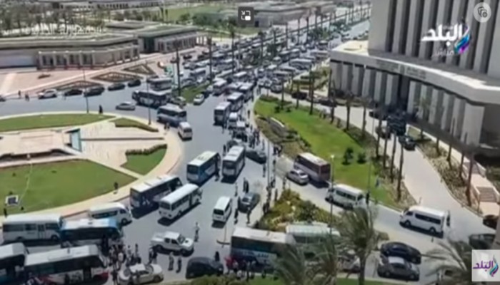 يماثل عشوائية شوارع القاهرة.. زحام عاصمة السيسي يثير سخرية رواد مواقع التواصل
