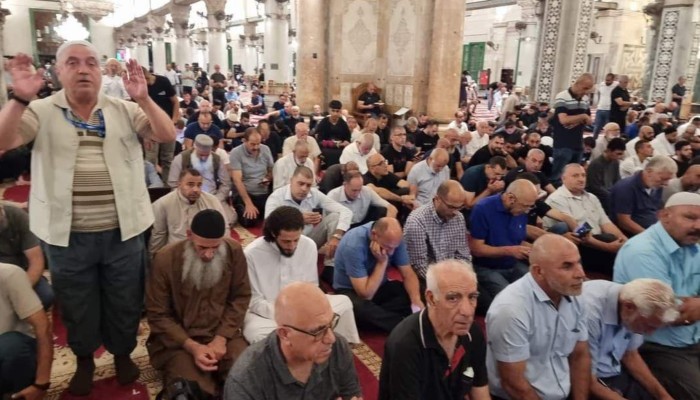 الفلسطينيون يلبون نداء الفجر العظيم في الأقصى والإبراهيمي