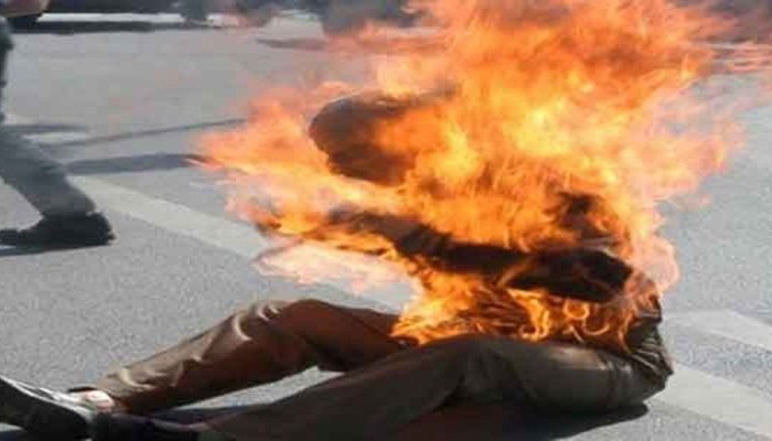بسبب ضائقة مالية.. شاب يشعل النيران في جسده وسط الشارع بكرداسة