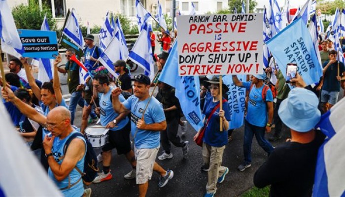 احتجاجات الصهاينة ضد التعديلات القضائية تستمر.. اشتباكات مع الشرطة وإغلاق للشوارع