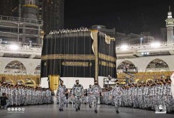 في مشهد مهيب.. الكعبة المشرفة تكتسي بثوب جديد
