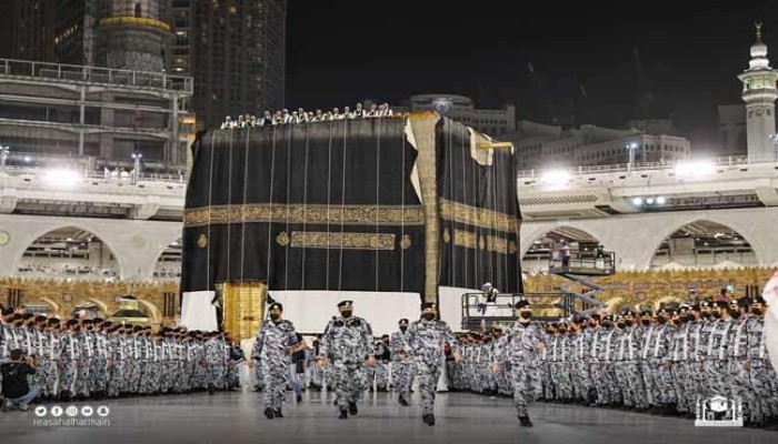 في مشهد مهيب.. الكعبة المشرفة تكتسي بثوب جديد