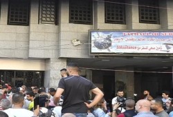 في ظل الأزمة الاقتصادية.. اللبنانيون يواصلون اقتحام البنوك للوصول إلى أموالهم