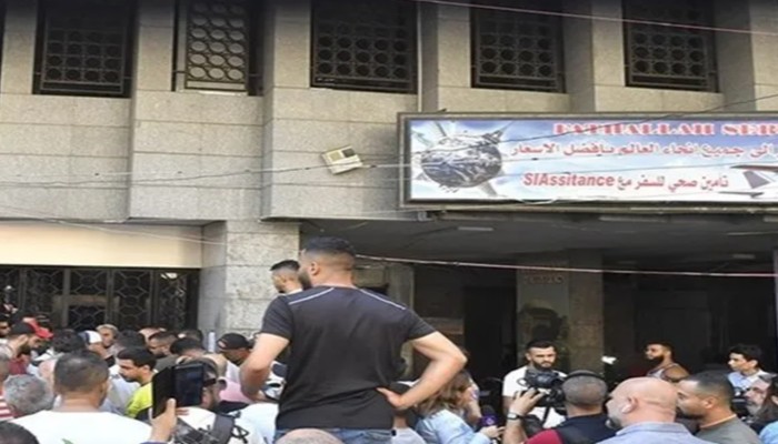 في ظل الأزمة الاقتصادية.. اللبنانيون يواصلون اقتحام البنوك للوصول إلى أموالهم