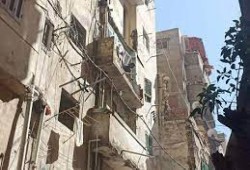 كارثة جديدة.. مصرع وإصابة 3 إثر انهيار "بلكونة" عقار قديم بحى اللبان بالإسكندرية