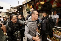 وسط مواجهات عنيفة.. الجيش الصهيوني يعتقل 40 فلسطينيا ومستوطنون يقتحمون الأقصى