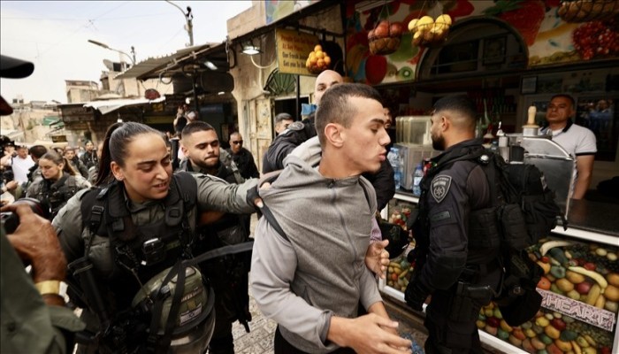 وسط مواجهات عنيفة.. الجيش الصهيوني يعتقل 40 فلسطينيا ومستوطنون يقتحمون الأقصى