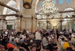 آلاف يؤدون الفجر في الأقصى ومستوطنون ينتشرون على أبوابه