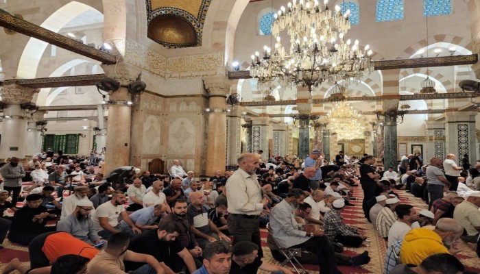 آلاف يؤدون الفجر في الأقصى ومستوطنون ينتشرون على أبوابه