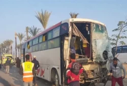 مصرع 3 أشخاص وإصابة 37 آخرين في تصادم سيارة نقل وأتوبيس بمطروح