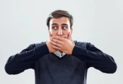 من تغطية الفم إلى مص الليمون.. 8 طرق للتخلص من "الزغطة"