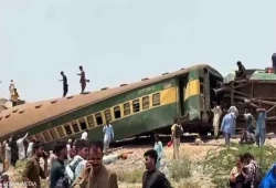 بالفيديو.. مقتل 15 وإصابة العشرات في حادث قطار بباكستان