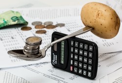 ضبط ميزانية البيت.. 7 عادات بسيطة تستنزف أموالك كل يوم